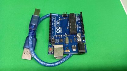 Arduino UNO con Cable USB.